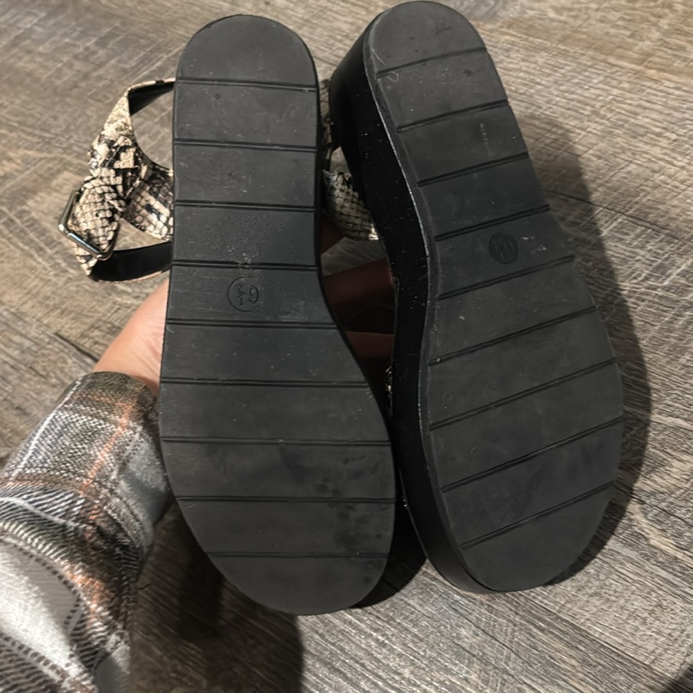 Platform heels - Picture 2 of 2